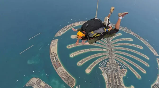 71 سالہ خاتون نے کی13 ہزار فٹ کی بلندی سے سکائی ڈائیونگ