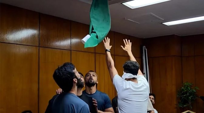 ویڈیو: ایشیا کپ سے قبل کوچ مائیک ہیسن نے کھلاڑیوں کو ’بلائنڈ فولڈ چیلنج‘ دیدیا