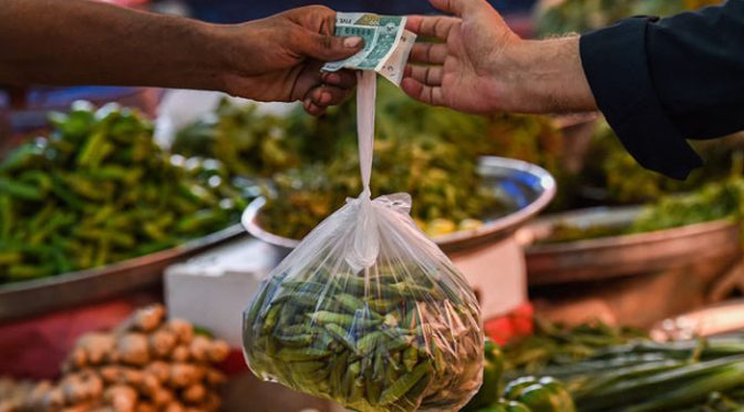 پاکستان میں گزشتہ 3 سال میں غربت 7 فیصد تک بڑھ گئی: رپورٹ عالمی بینک