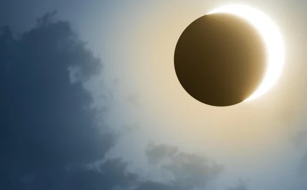 سال کا دوسرا سورج گرہن کل رات ہوگا