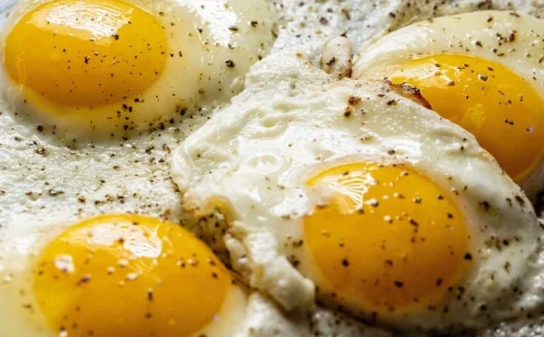 فرائی پین کے بغیر انڈہ فرائی کرنے کا طریقہ اور وہ بھی صرف 30 سیکنڈ میں