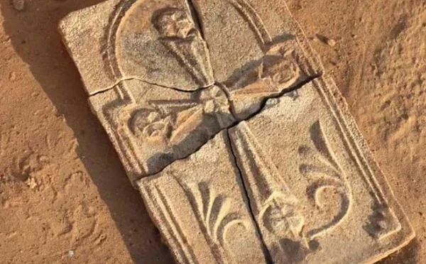ابوظہبی میں 1400 سال پرانی صلیب دریافت