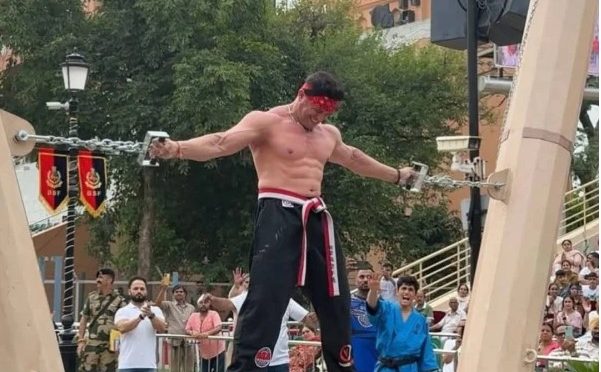 بھارتی شہری نے 260 کلو کے ستونوں کو تھام کر عالمی ریکارڈ قائم کرلیا