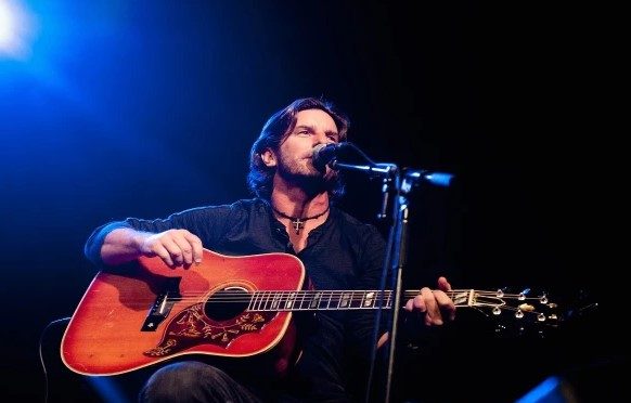 معروف امریکی گلوکار طیارے کے حادثے میں اہلیہ اور بیٹی سمیت ہلاک