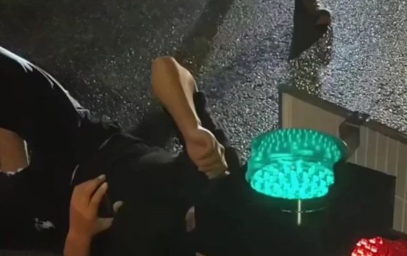 چین میں عجیب و غریب ٹریفک حادثہ، شہری کا سر ٹریفک سگنل میں پھنس گیا