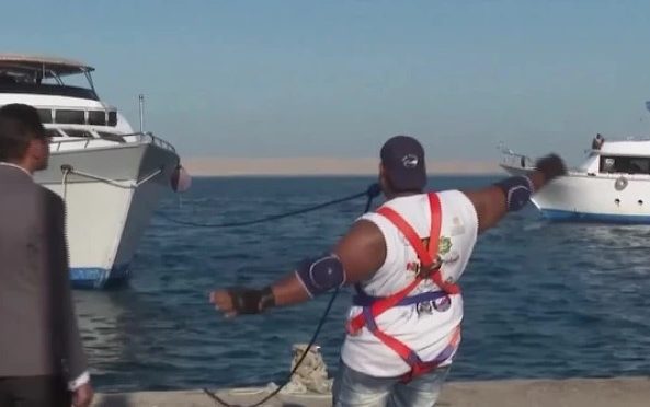 مشہور مصری ریسلر نے محص دانتوں سے بڑی سمندری کشتی کھینچ لی