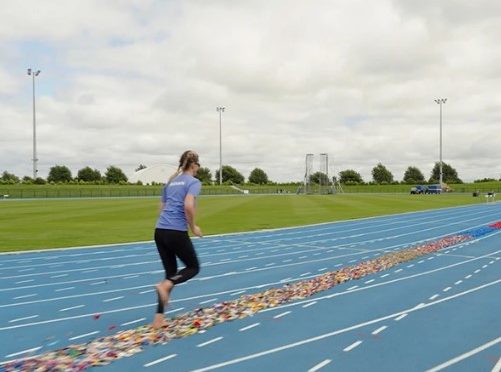 دلچسپ ریکارڈ::ننگے پاؤں لیگو پر 100 میٹر دوڑنے کا کارنامہ