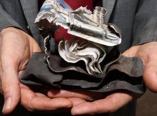 اسکول میں طالبِ علمی کے زمانے میں کھویا ہوا بٹوا 51 سال بعد مل گیا