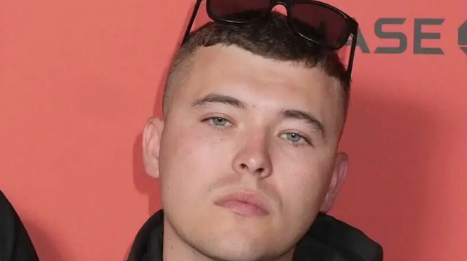 حزب اللہ کا جھنڈا لہرانے والے آئرش گلوکار کے خلاف دہشت گردی کا الزام خارج