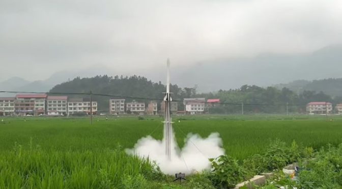 انٹرنیٹ سے سیکھ کر نوجوان راکٹ بنانے اور اسے 400 میٹر بلندی تک بھیجنے میں کامیاب