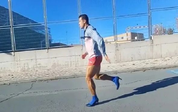 ہسپانوی شہری نے ہیلز پہن کر تیز رفتار سے اُلٹا بھاگ کر عالمی ریکارڈ قائم کردیا