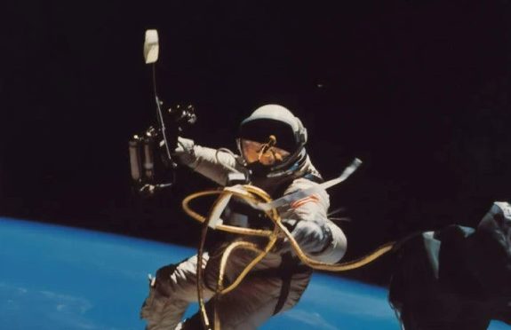 خلا میں پھنسنے کا ڈرامہ رچا کر جعلی خلاباز نے خاتون کو ہزاروں ڈالرز کا چونا لگا دیا