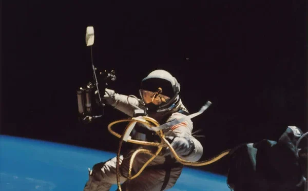 خلا میں پھنسنے کا ڈرامہ رچا کر جعلی خلاباز نے خاتون کو ہزاروں ڈالرز کا چونا لگا دیا