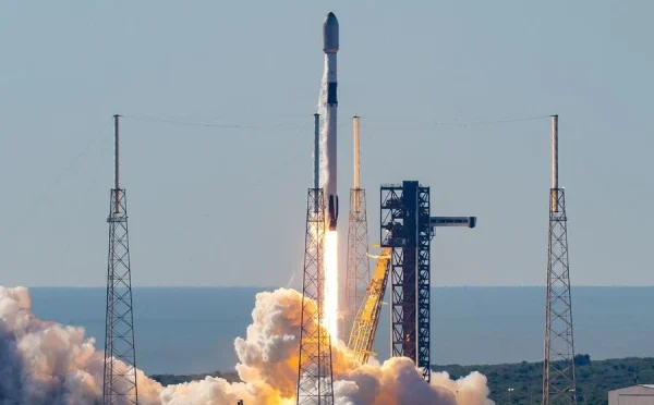 سپیس ایکس کا 300 انٹرنیٹ سیٹلائٹس خلا میں تعینات کرنے کا مشن مکمل