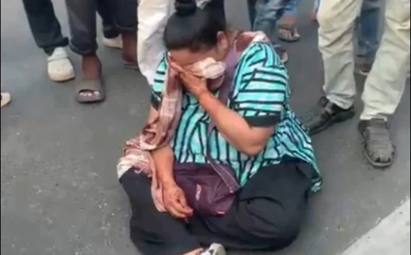 دو گول گپوں کے جھگڑے پر خاتون کا سڑک پر دھرنا؛ ٹریفک جام