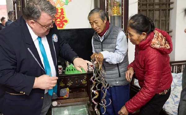 ویتنامی شہری نے دنیا کے لمبے ترین ناخنوں کا اعزاز حاصل کرلیا