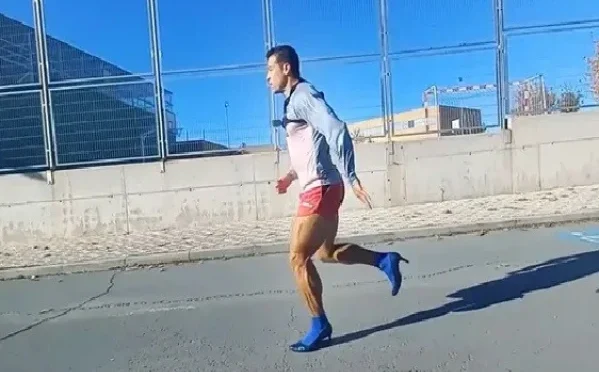 ہسپانوی شہری نے ہیلز پہن کر تیز رفتار سے اُلٹا بھاگ کر عالمی ریکارڈ قائم کردیا