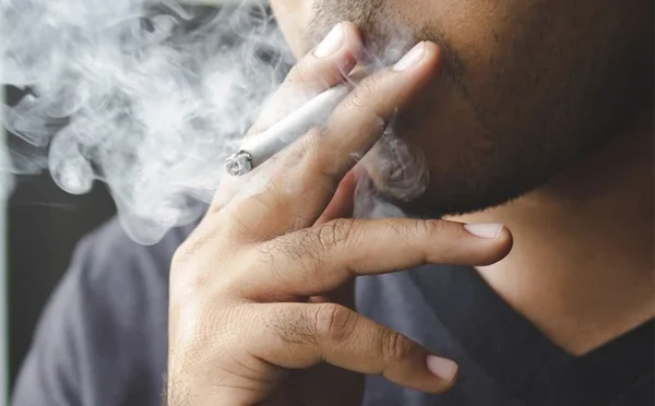 والدین کی سگریٹ نوشی نسلوں کو متاثر کرتی ہے: تحقیق