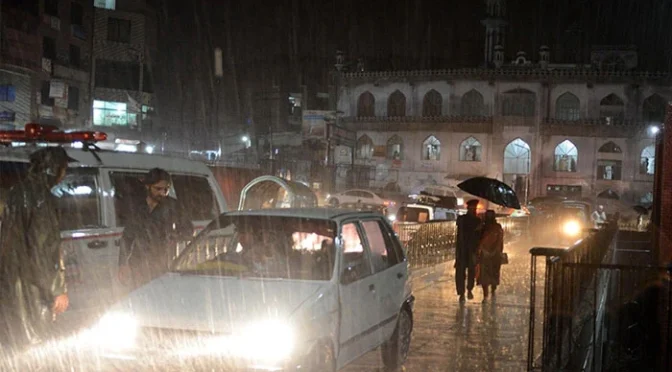 ملک کے مختلف شہروں میں بارش، بالائی علاقوں میں موسم سرد ہوگیا