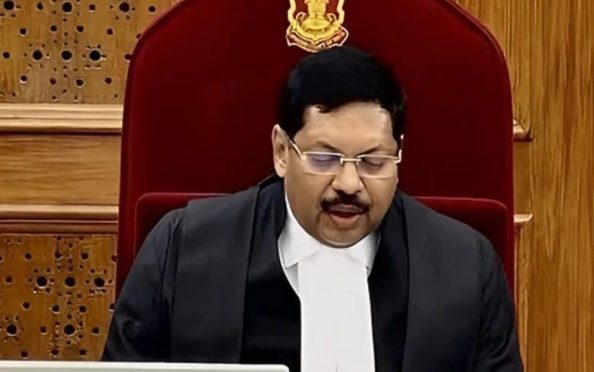 بھارتی سپریم کورٹ میں ہنگامہ: وکیل نے چیف جسٹس پر جوتا پھینک دیا