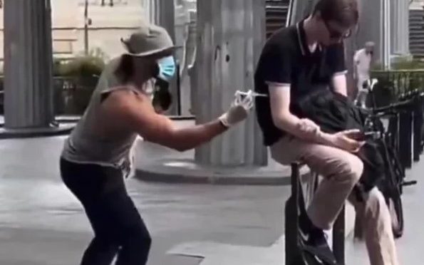 فرانس میں انجیکشن سے لوگوں کو ڈرانے والا ٹک ٹاکر گرفتار