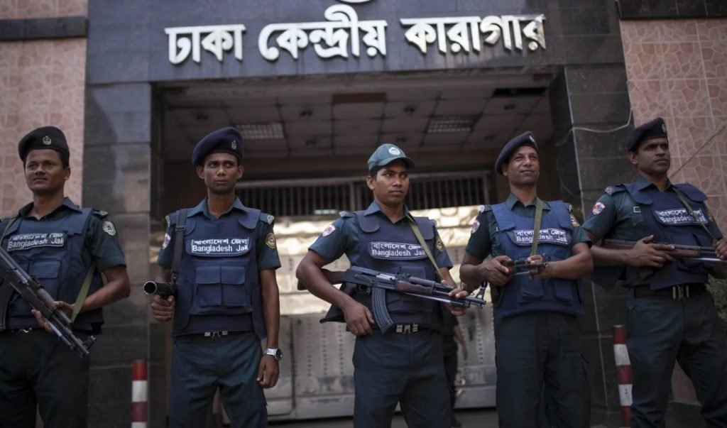 بنگلہ دیش کی عدالت نے حاضر سروس فوجی افسران کو تاریخی مقدمے کی سماعت کے لیے حراست میں لے لیا۔