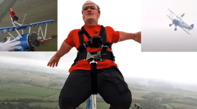 بارش میں اڑتے جہاز پر کھڑے ہو کر خطرناک اسٹنٹ کا عالمی ریکارڈ قائم (ویڈیو)