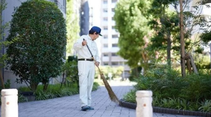 سالانہ ساڑھے 5 کروڑ کمانے کے باوجود ایک شخص جمعدار کا کام کیوں کرتا ہے؟