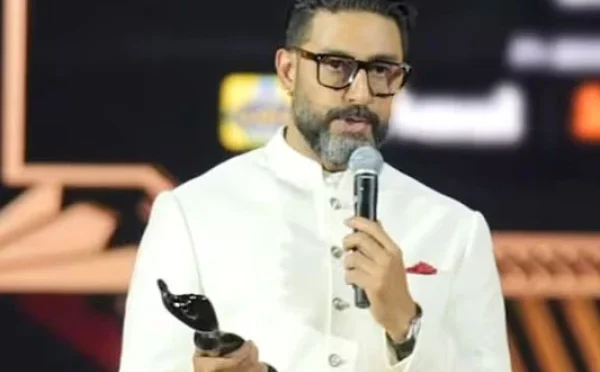 ابھیشیک بچن نے 25 سال بعد پہلا فلم فیئر ایوارڈ کس کردار پر حاصل کیا ؟