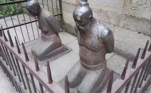 چین میں بدصورت مجسمے جنہیں ہزاروں لوگ تھپڑ مارتے ہیں