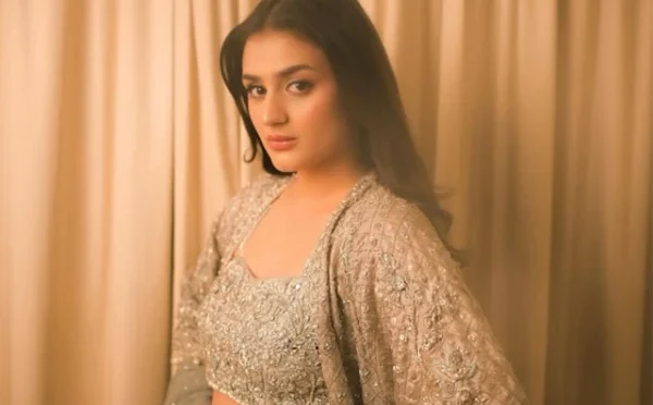 آخر یہ چاہتی کیا ہیں؟ حرا مانی کی ساڑھی میں بولڈ تصاویر پر سوشل میڈیا صارفین برہم