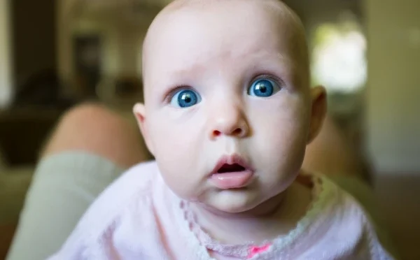 نیلی آنکھوں والے بچے کی پیدائش کیلئے خاتون نے اپنی ہی آنکھیں تبدیل کروالیں