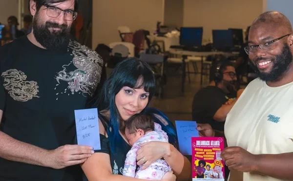 امریکا: نومولود بیٹی کو اٹھا کر ماں نے ویڈیو گیم ٹورنامنٹ جیت لیا