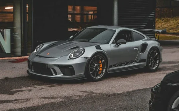 شہری نے انشورنس حاصل کرنے کیلئے اپنی مہنگی اسپورٹس کار کو آگ لگا دی