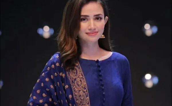 جعلی ثنا جاوید نے فالوورز کی دوڑ میں اصلی کو بھی مات دے دی