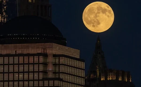 رواں سال کا پہلا سپر مون، پاکستان میں بھی نظارہ جاری