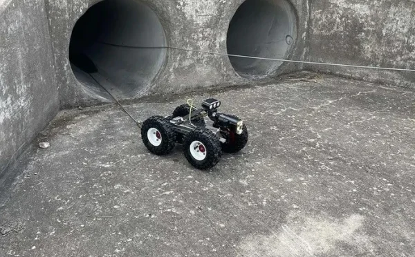 ریموٹ کنٹرول کار کی مدد سے زیرِ زمین پھنسی بلی کو نکال لیا گیا