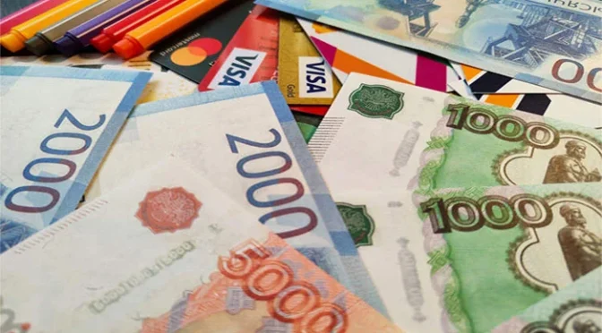 روس: غلطی سے تمام ساتھیوں کی تنخواہ وصول کرنیوالے ملازم کا پیسے واپس کرنے سے انکار