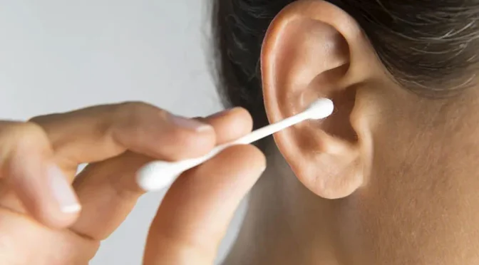 ماہرین نے روئی سے کان صاف کرنے والوں کو خبردار کر دیا