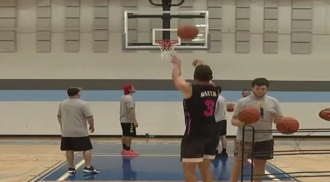 امریکی جم ٹیچر کا باسکٹ بال میں نیا گنیز ورلڈ ریکارڈ قائم