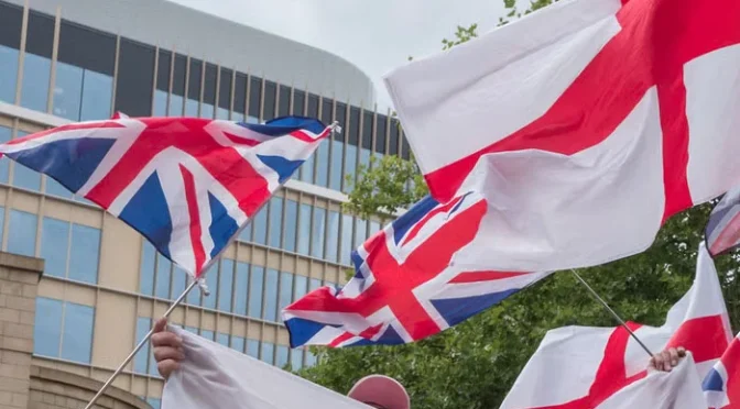 برطانیہ، 600 پناہ گزینوں کو فوجی کیمپ میں رکھنے کیخلاف احتجاج