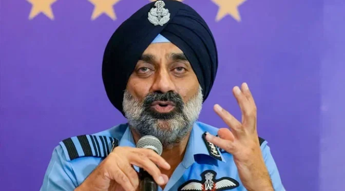 طیارہ گرنے پر عوام برہم، بھارتی ایئرچیف کو فوری ہٹانے کا مطالبہ