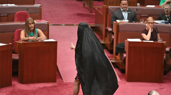 آسٹریلیا: بل مسترد کیے جانے پر آسٹریلوی سینیٹر برقع پہن کر پارلیمنٹ پہنچ گئی