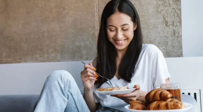 غذا کو آہستہ چبا کر کھانے سے ذہنی تناؤ کم ہو سکتا ہے؟ ماہرین نے بتا دیا