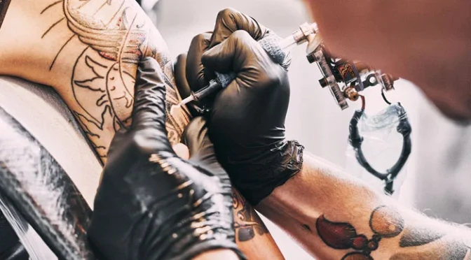 کیا ٹیٹوز جلد کے کینسر کی وجہ بن سکتے ہیں؟ ماہرین صحت نے بتا دیا