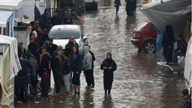 غزہ میں تباہ کن بارشیں: ہزاروں خیمے ڈوب گئے، سردی نے زندگی اجیرن بنا دی