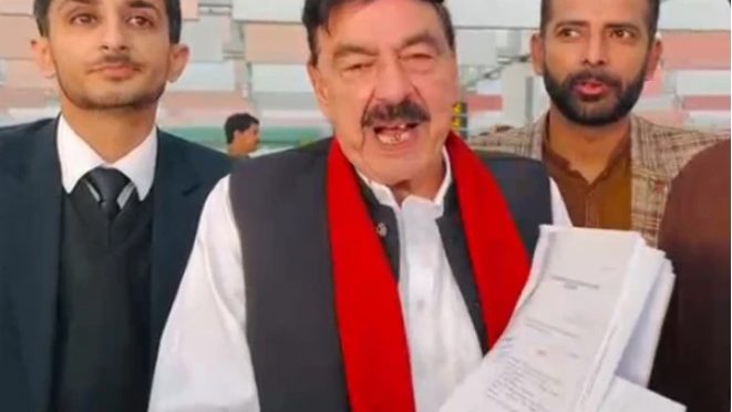 شیخ رشید کو عدالتی احکامات کے باوجود اسلام آباد ایئرپورٹ پر عمرہ روانگی سے روک دیا گیا