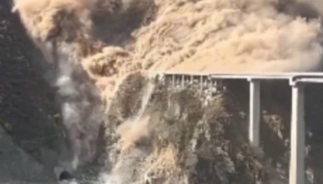 چین میں نیا تعمیر شدہ 758 میٹر طویل پل گرگیا، ویڈیو وائرل