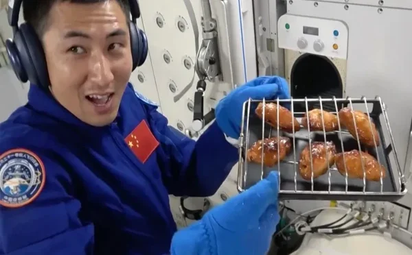 چینی خلانوردوں کی خلا میں باربی کیو پارٹی!