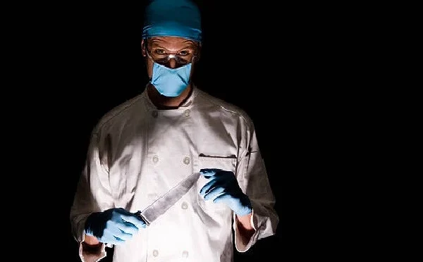 نائٹ شفٹ میں کام چوری کرنے کیلئے مریضوں کو زبردستی سلانے والا نرس پکڑا گیا